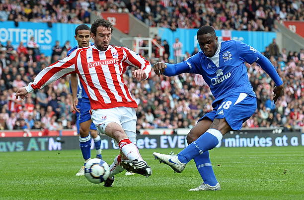 或由金属构 或由金属构